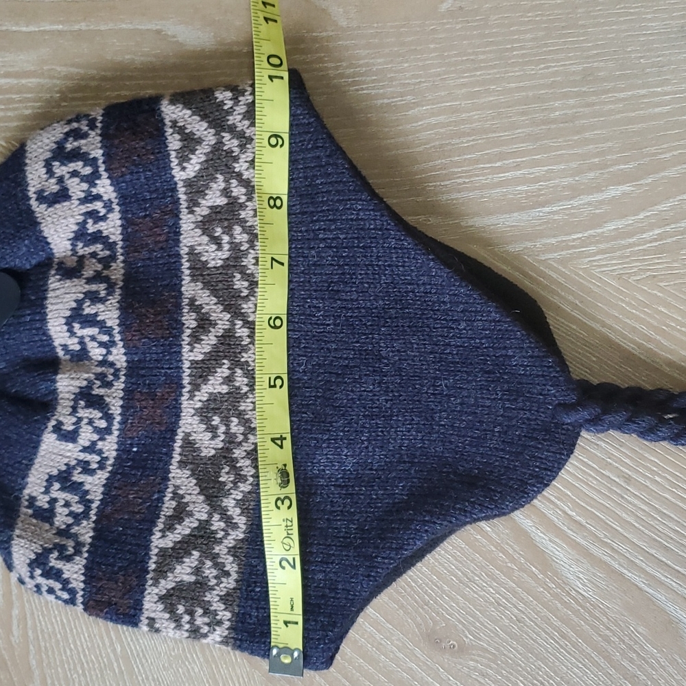 Earflap knit hat with tassels - Picture 6 of 6